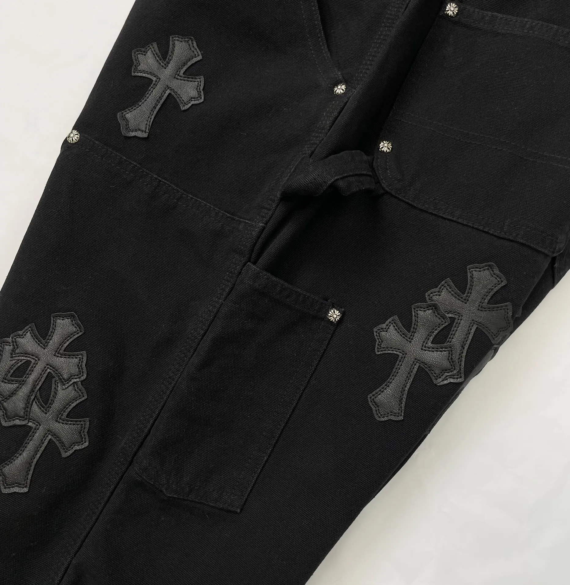 🅿️290 Correct version Item number: C02 Chrome Hearts CH double knee cross patch leather b01 version logging pants straight leg Sanskrit overalls, W level cabinet, patchwork cross pattern embellishment, high waist washed jeans! ! Absolutely high-end luxury products, 1.9W level god-level single products, super popular products, made with top heavy industry, a magic weapon that cannot be missed. About Zangyin, this is an extremely luxurious fashion brand, which can also be called the aristocrats of the high street. It has always been an exclusive brand for some hipsters or rich second generation. Compared with ordinary high streets, it is more luxurious and noble. Compared with luxury brands, it has a more fashionable personality and has always been a brand that I have a special liking for. Imported yarn is custom-woven into a high-density twill canvas, which ensures a crisp silhouette and a very delicate hand feel. It follows the B01 classic silhouette, with a crisp and stylish upper body. The ready-made garments are stone-milled and fermented, so they can be matched with any style. Buttons and zippers are made of authentic YKK retro metal products. Double-layer canvas on the front knees has perfect details. All hardware is customized.  Color #Black Size #S-XL S Waist 77 Hips 102 Length 102 Opening 20 M Waist 81 Hips 106 Length 104 Opening 21 L Waist 85 Hips 110 Length 106 Opening 21.5 xL Waist 90 Hips 114 Length 108 Opening 22